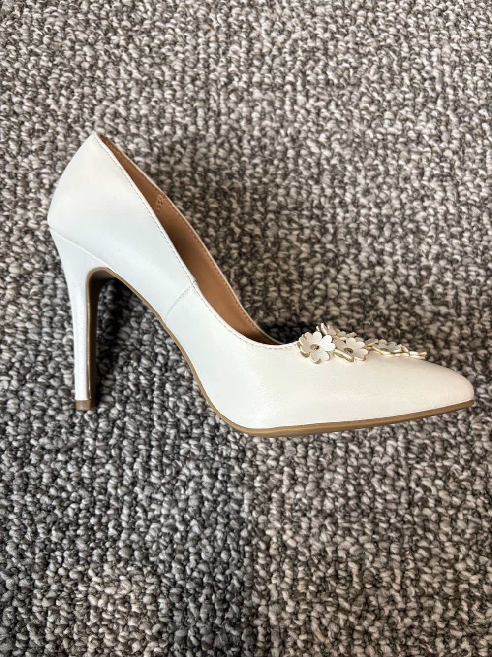 LC Lauren Conrad White Pointed-Toe Floral Detail Pumps - Picture 4 of 7